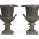 A PAIR OF PATINATED BRONZE MODELS OF THE BORGHESE VASE - Foto 1