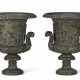 A PAIR OF ITALIAN GREEN SERPENTINE MARBLE URNS - Foto 1
