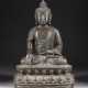 EINE GROSSE SITZENDE FIGUR VON SHAKYAMUNI AUS BRONZE - фото 1