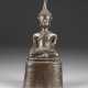 EINE SITZENDE FIGUR VON BUDDHA AUS BRONZE - photo 1