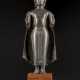 EINE STEHENDE FIGUR VON BUDDHA AUS BRONZE - photo 1