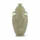 A PALE CELADON JADE ARCHAISTIC VASE AND COVER - Foto 1