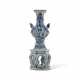 A MINIATURE BLUE AND WHITE ALTAR VASE - фото 1