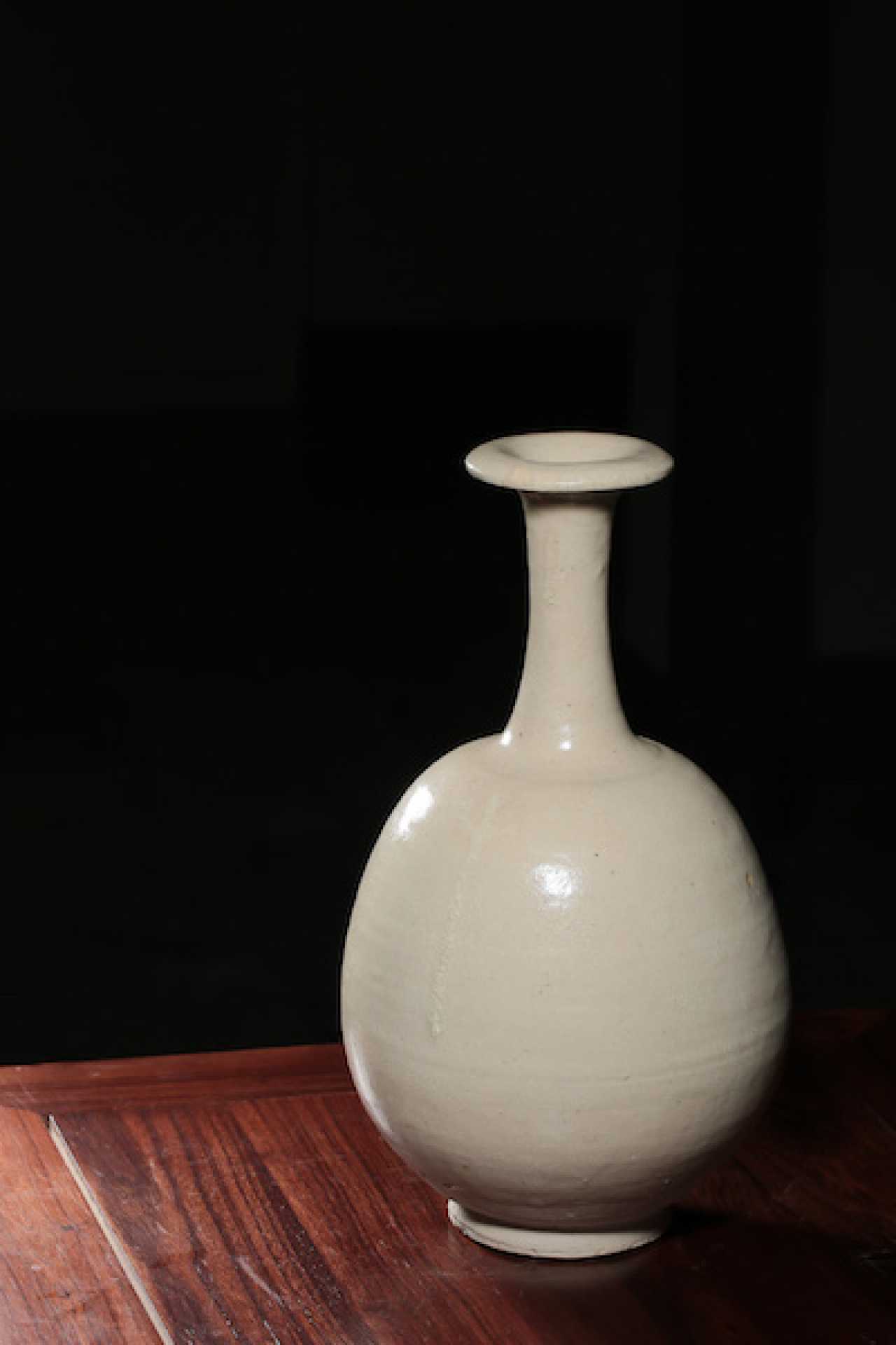 A Gongxian Kiln Long Nick Vase Of Tang Dynasty Auction Catalog