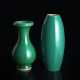 Zwei smaragdgrüne glasierte Vasen aus Porzellan - Foto 1