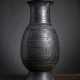 Vase mit schwarzer Glasur aus Porzellan mit Bronzen und Aufschriften, Bronze imitierend - фото 1