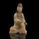 Sehr feine Figur von Guanyin aus Speckstein mit feinst graviertem Gewand, eine Schriftrolle haltend - Foto 1