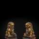 Feines feuervergoldetes buddhistisches Löwenpaar aus Bronze auf Holzsockeln - photo 1