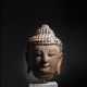 Kopf des Buddha aus Holz mit Resten von polychromer Fassung - Foto 1