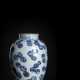 Seltener Schultertopf aus Porzellan mit unterglasurblauem von Bällen und Medaillons - фото 1