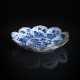 Unterglasurblau dekorierter blütenförmiger Teller aus Porzellan - фото 1