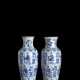 Paar unterglasurblaue Vasen mit Damen und Blütenreserven - photo 1