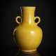 Monochrom gelb glasierte Vase mit ohrenförmigen Handhaben an Schulter und Hals - фото 1
