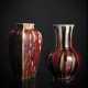 Zwei Flambé-Vasen aus Porzellan mit gestreifter bzw. gefleckter Glasur in Rot-, Grün und Braun-Tönen - Foto 1