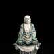 'Famille verte'-Figur eines Lohan auf einem Felsen sitzend aus Biskuit-Porzellan - Foto 1