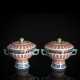 Paar Deckelgefäße aus Porzellan mit Einsätzen und eisenrotem Dekor buddhistischer Embleme und 'Shou'-Zeichen - Foto 1