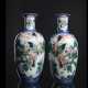 Paar 'Famille verte'-Vasen aus Porzellan mit puderblauem Fond und Romanszenen und Krieger in Reserven - Foto 1