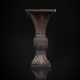Feine Vase in 'gu'-Form aus Holz im archaischen Stil in flachem Relief dekoriert - photo 1