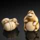 Zwei Netsuke aus Elfenbein: Tanuki und Hündchen mit Glocke spielend - Foto 1