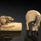 Zwei Netsuke aus Elfenbein: Ratte und grasendes Pferd - фото 1