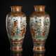 Paar Kutani-Vasen mit Dekor von Brokatmustern und Szenen eines festlichen Umzugs bzw. Damen beim Ballspiel - фото 1