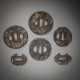 Sechs Tsuba aus Eisen mit eingelegten Reliefdekoren - Foto 1