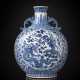 Große Pilgerflasche (bianhu) mit unterglasurblauem Drachen- und Phönix-Medaillon und floralem Dekor - фото 1