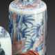 Große Snuffbottle aus Tischflasche mit Dekor von Drachen zwischen Wolken in Unterglasurblau und Kupferrot - Foto 1