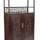 Zweitüriger Schrank mit Reliefdekor von Romanszenen auf den Türen, bambusförmigen Details und 'Cracked Ice'-Paneel - Foto 1