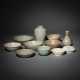 Gruppe von Schalen und Vasen aus monochrom, teils Seladon-glasierter Keramik - фото 1