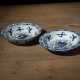 Zwei blütenförmige Teller aus Porzellan mit unterglasurblauem Dekor mythischer Kreaturen und Metallmontierung - Foto 1