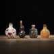 Gruppe von vier Snuffbottles aus Pekingglas und Holz - Foto 1