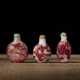 Drei Snuffbottles aus Pekingglas mit rotem Überfangdekor von Wilfgänsen, chilong, Phönix und Melonenfrüchten - photo 1