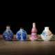Vier Pekingglas-Snuffbottles mit polychromem Floral- und Landschaftsdekor, teils mit blauem Überfang - Foto 1