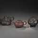 Drei Zisha-Objekte: Teekännchen mit Bambusdekor und Hasen-Knauf, Teekanne in Form eines ruhenden Gelehrten und Räuchergefäß in Form des Luduan - photo 1