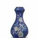 A BLUE AND WHITE RESERVE-DECORATED ‘JARDINIERE’ GARLIC-MOUTH VASE - photo 1