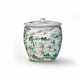 A FAMILLE VERTE PORCELAIN JAR AND COVER - Foto 1