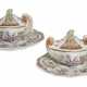 A PAIR OF FAMILLE ROSE SAUCEBOATS AND COVERS - Foto 1