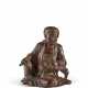 A GILT-LACQUERED BOXWOOD FIGURE OF AN ARHAT - Foto 1