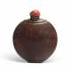 AN INCISED COCONUT-SHELL SNUFF BOTTLE - фото 1