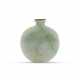 AN APPLE-GREEN JADEITE SNUFF BOTTLE - фото 1