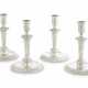 A SET OF FOUR WILLIAM III SILVER CANDLESTICKS - Foto 1