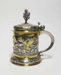 Lid tankard with cupids playing music Lid tankard with cupids playing music