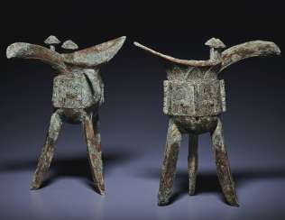 A PAIR OF BRONZE RITUAL TRIPOD WINE VESSELS, JUE A PAIR OF BRONZE RITUAL TRIPOD WINE VESSELS, JUE