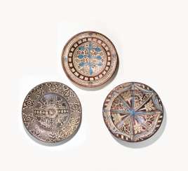 TROIS PLATS EN FAIENCE HISPANO-MAURESQUE TROIS PLATS EN FAIENCE HISPANO-MAURESQUE
