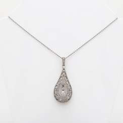 Art Deco pendant with diamond roses Art Deco pendant with diamond roses