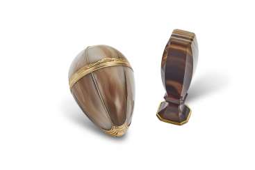 A GROUP OF SILVER-GILT MOUNTED AGATE DESK ACCESSORIES A GROUP OF SILVER-GILT MOUNTED AGATE DESK ACCESSORIES