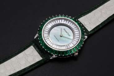 AUDEMARS PIGUET, A GENTS GOLD WRISTWATCH SET WITH EMERALDS, DIAMONDS, AND A MOTHER OF PEARL DIAL AUDEMARS PIGUET, A GENTS GOLD WRISTWATCH SET WITH EMERALDS, DIAMONDS, AND A MOTHER OF PEARL DIAL
