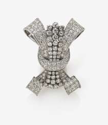 Brooch in a stylized loop shape with brilliant Brooch in a stylized loop shape with brilliant