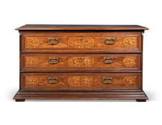 EIN NORD-ITALIENISCHEN NUSSBAUM UND FRUITWOOD UND INTARSIEN KOMMODE EIN NORD-ITALIENISCHEN NUSSBAUM UND FRUITWOOD UND INTARSIEN KOMMODE